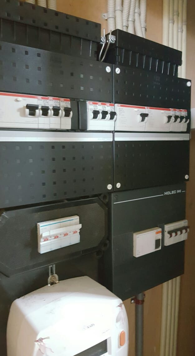 Meterkast met groepen en aardlekschakelaars, aangelegd door ALM Elektro