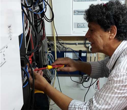 Elektricien van ALM Elektro aan het werk in een meterkast